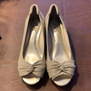 AK Sport size 10 pump. Cream/Gold